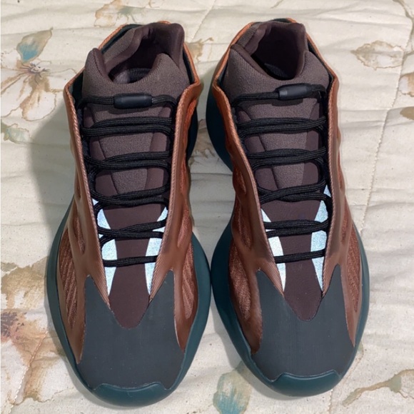 Yeezy 700 Copper Fade - Picture 5 of 5